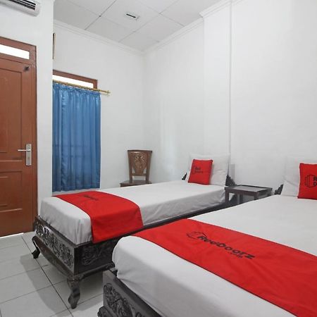Reddoorz Plus @ Taman Siswa 3 Jogjakarta Buitenkant foto
