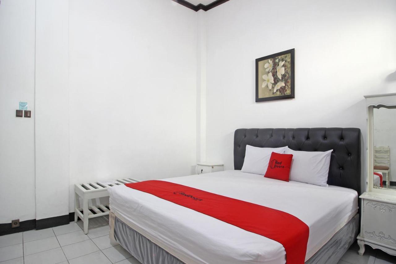 Reddoorz Plus @ Taman Siswa 3 Jogjakarta Buitenkant foto