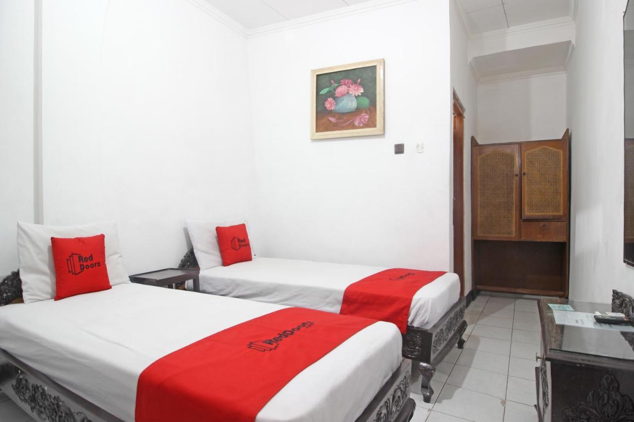 Reddoorz Plus @ Taman Siswa 3 Jogjakarta Buitenkant foto